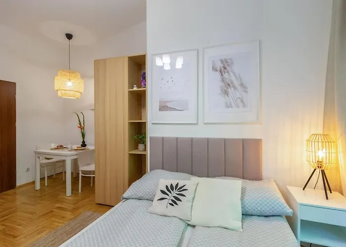 June C Studio W/Small Balcony
