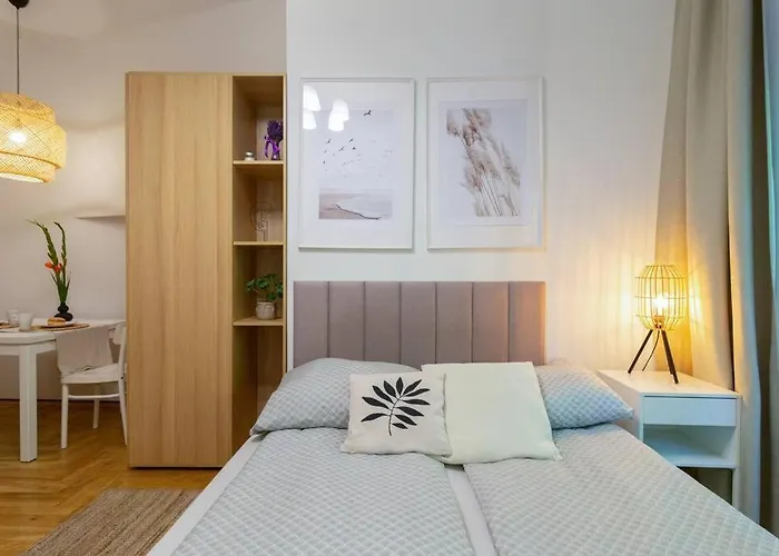 June C Studio W/Small Balcony