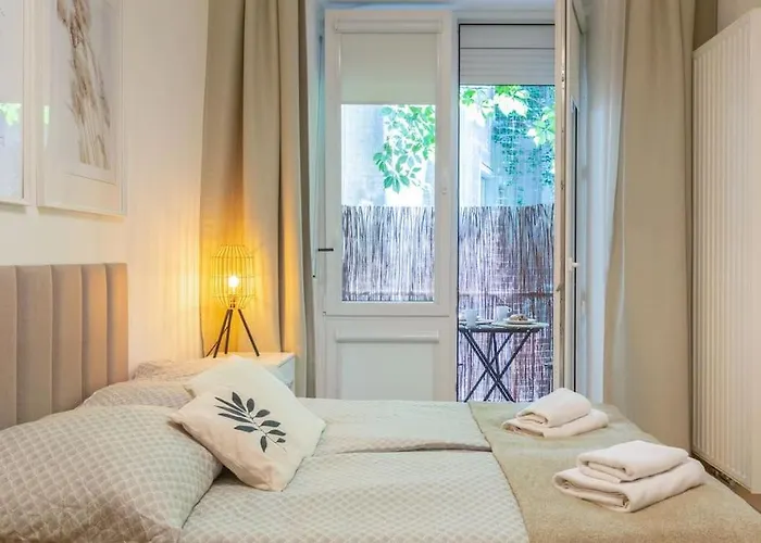 June C Studio W/Small Balcony