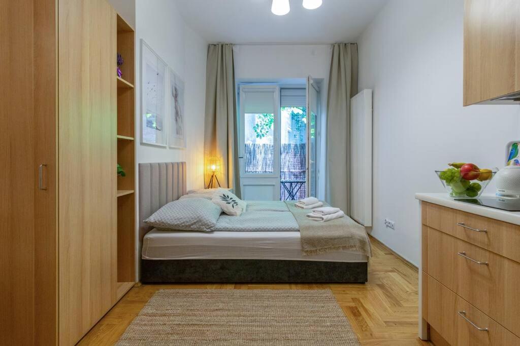 June C W/small Balcony Apartment Krakow
