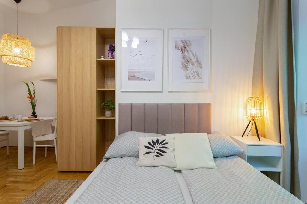 June C W/small Balcony Apartment *