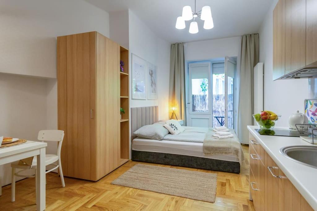 June C W/small Balcony Apartment Krakow